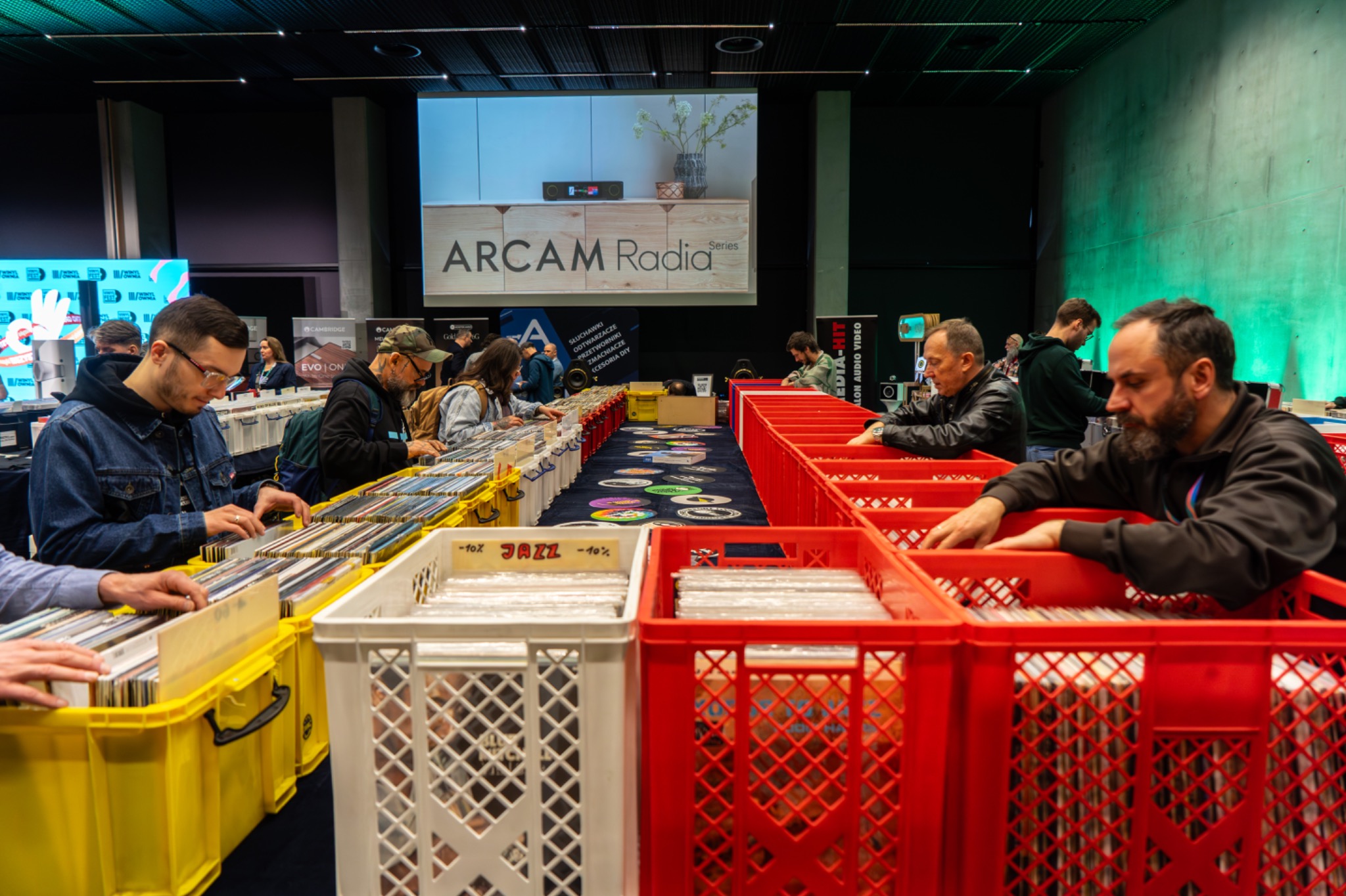 Uczestniczka przeglądająca płyty winylowe